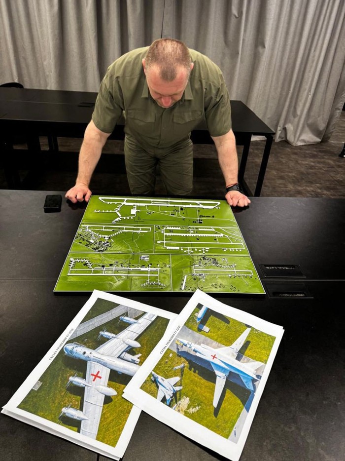 Vasyl Malyuk, jefe del Servicio de Seguridad de Ucrania, observa un mapa de una base aérea militar rusa. · Foto: Gobierno de Ucrania, AFP Vasyl Malyuk, jefe del Servicio de Seguridad de Ucrania, observa un mapa de una base aérea militar rusa. · Foto: Gobierno de Ucrania, AFP